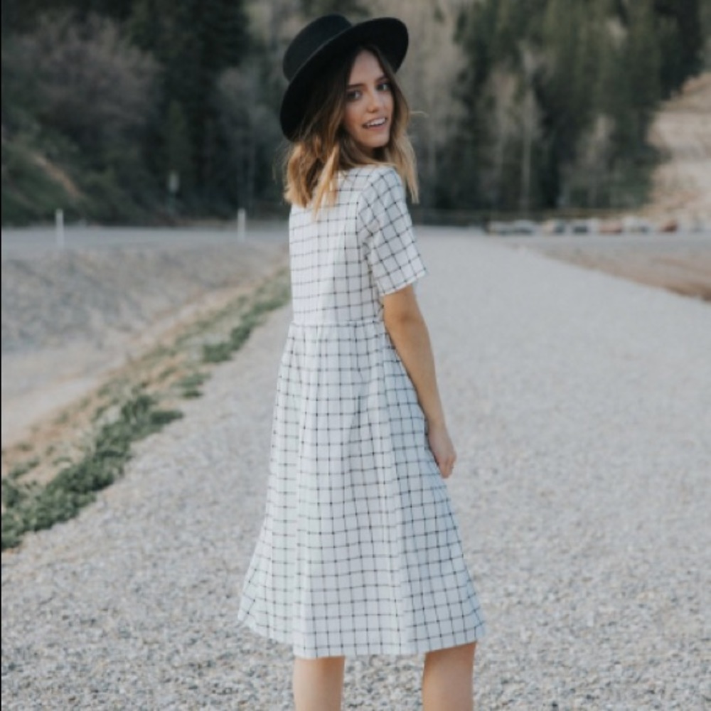 White grid dress - Picture 2 of 5
